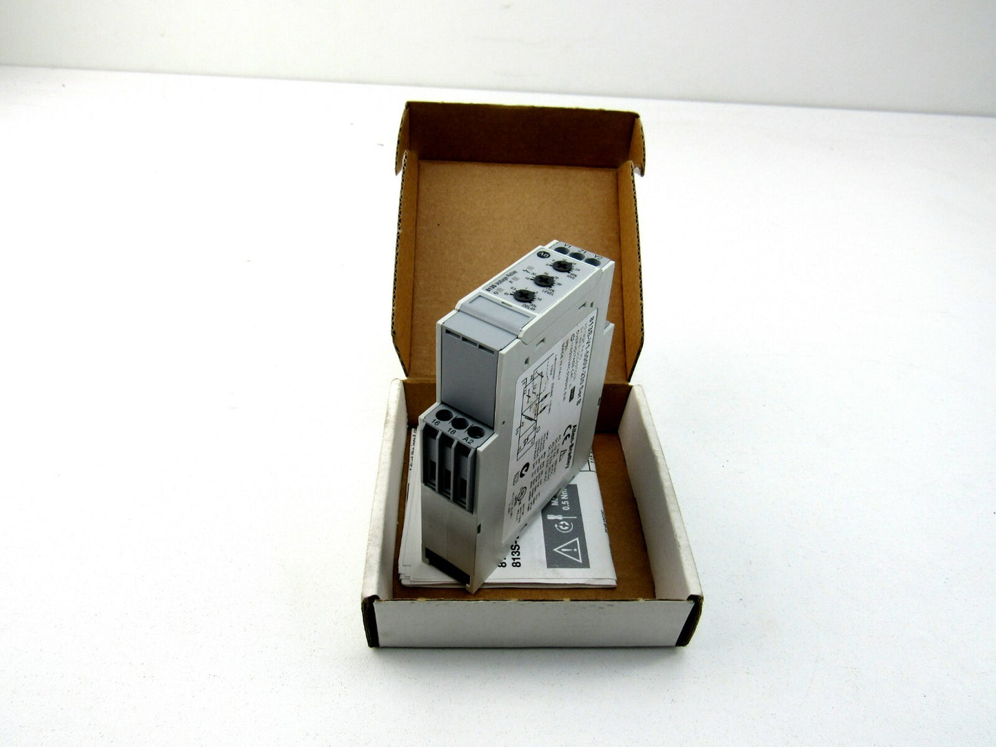 AB ALLEN BRADLEY  813S-V1-500V-230 Ser B 65469   Voltage Relay New